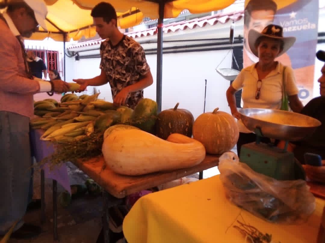 luiscarPSUV's tweet photo. #VenezuelaAntiimperialista que batalla por Soberanía y Dignidad. @NicolasMaduro en Octubre garantizo alimentos a #Guarenas al distribuir 693,2 toneladas de alimentos a 77.506 familias. Unidad @MinppalOficial  con 47.442 CLAP; Mercados Comunitarios; MPPPA; CORMUAL; CAMPO SOBERANO https://t.co/bT1lmYbmLt