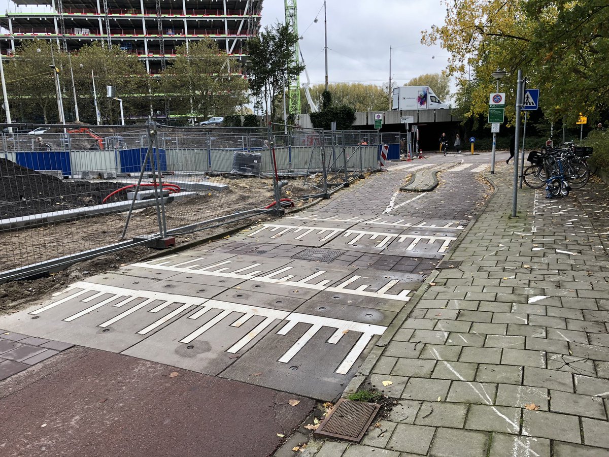 Un carrefour exclusivement cyclable à Amsterdam. Tellement emprunté qu’il faut freiner les vélos et scooters roulant à +25km/h moyennant ces double-ralentisseurs, qui ne gênent pas les cyclistes qui vont moins vite.