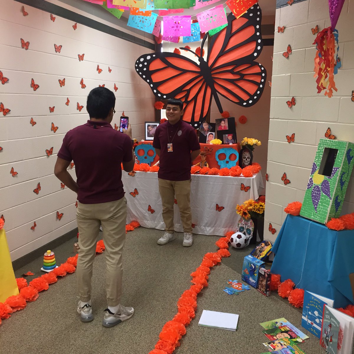 <a href="/bio_otoole/">Kevin O'Toole</a> &amp; Mr. Brazen’s students beginning to connect with Sr. Escalante’s students in Mexico via @Flipgrid.  #MSFTGlobalConnect #Gridpals <a href="/MicrosoftEDU/">Microsoft Education</a>