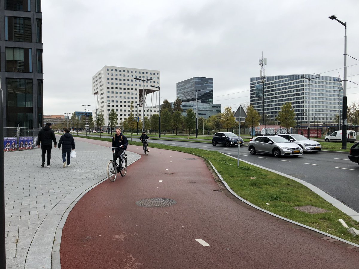 Les pistes cyclables anciennes à Amsterdam sont trop étroites. Conséquence: souvent j’ai dû attendre très longtemps pour m’engager sur une piste, tellement le flux remplissait (débordait!) la piste. Par contre les nouvelles pistes sont, comment dirais-je, aux normes .