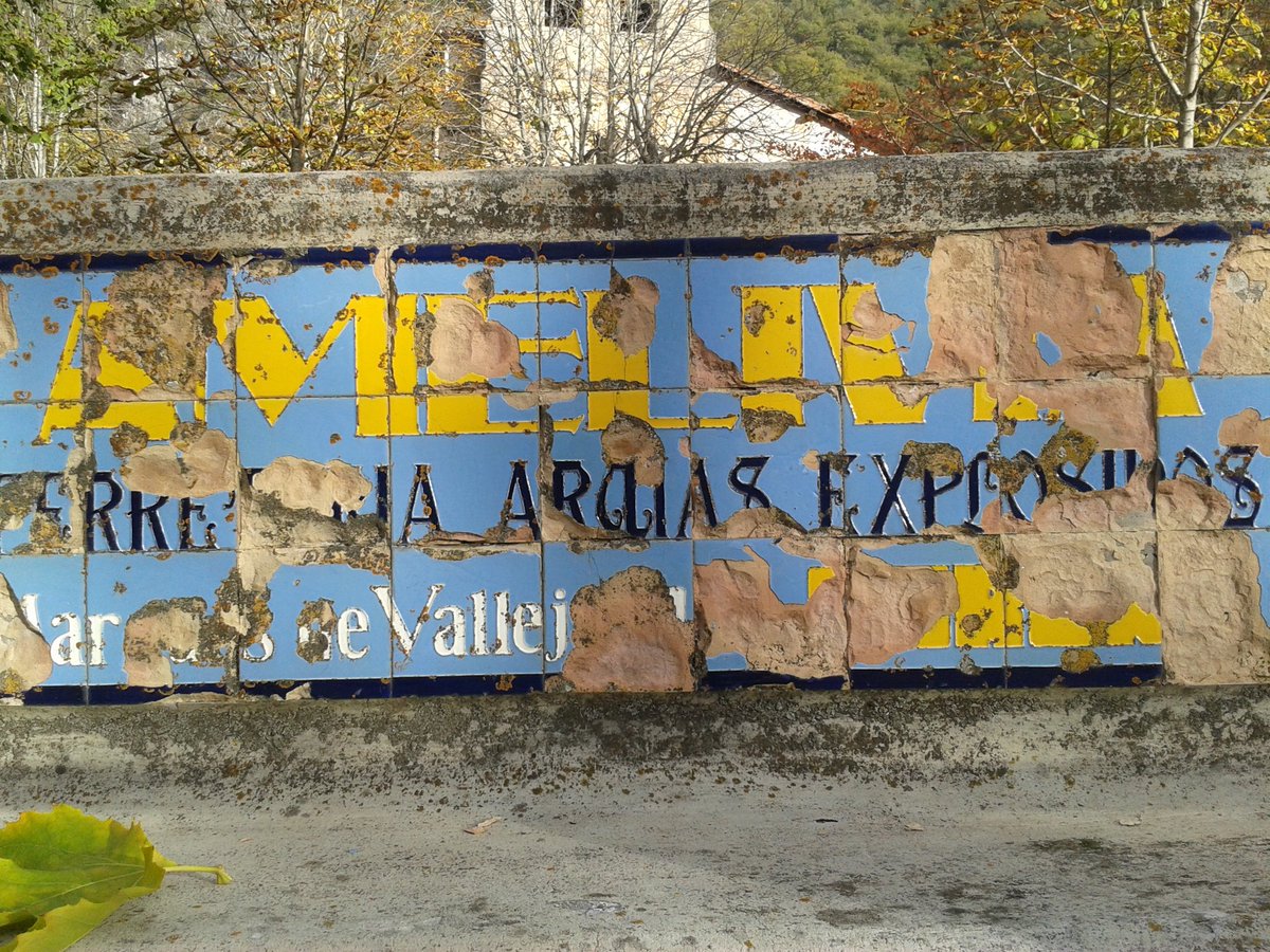 PPGarrido_'s tweet photo. De los últimos supervivientes, aunque tampoco existe. #MesdelaArquitectura @fundacioncoar #Pradillo #Logroño https://t.co/oH4N6uK7XG