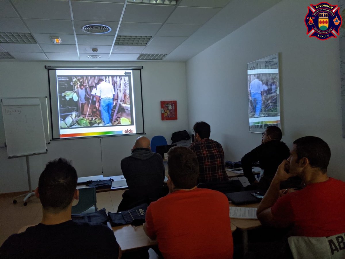 alcorconbombero's tweet photo. El Servicio de #Bomberos y Protección Civil de #Alcorcon esta recibiendo los días 4,5 y 6 de noviembre de 2019 un Curso de Riesgo Eléctrico por la empresa de formación #Eldu Electroaplicaciones,S.A. https://t.co/Hya2E1wQ4Z