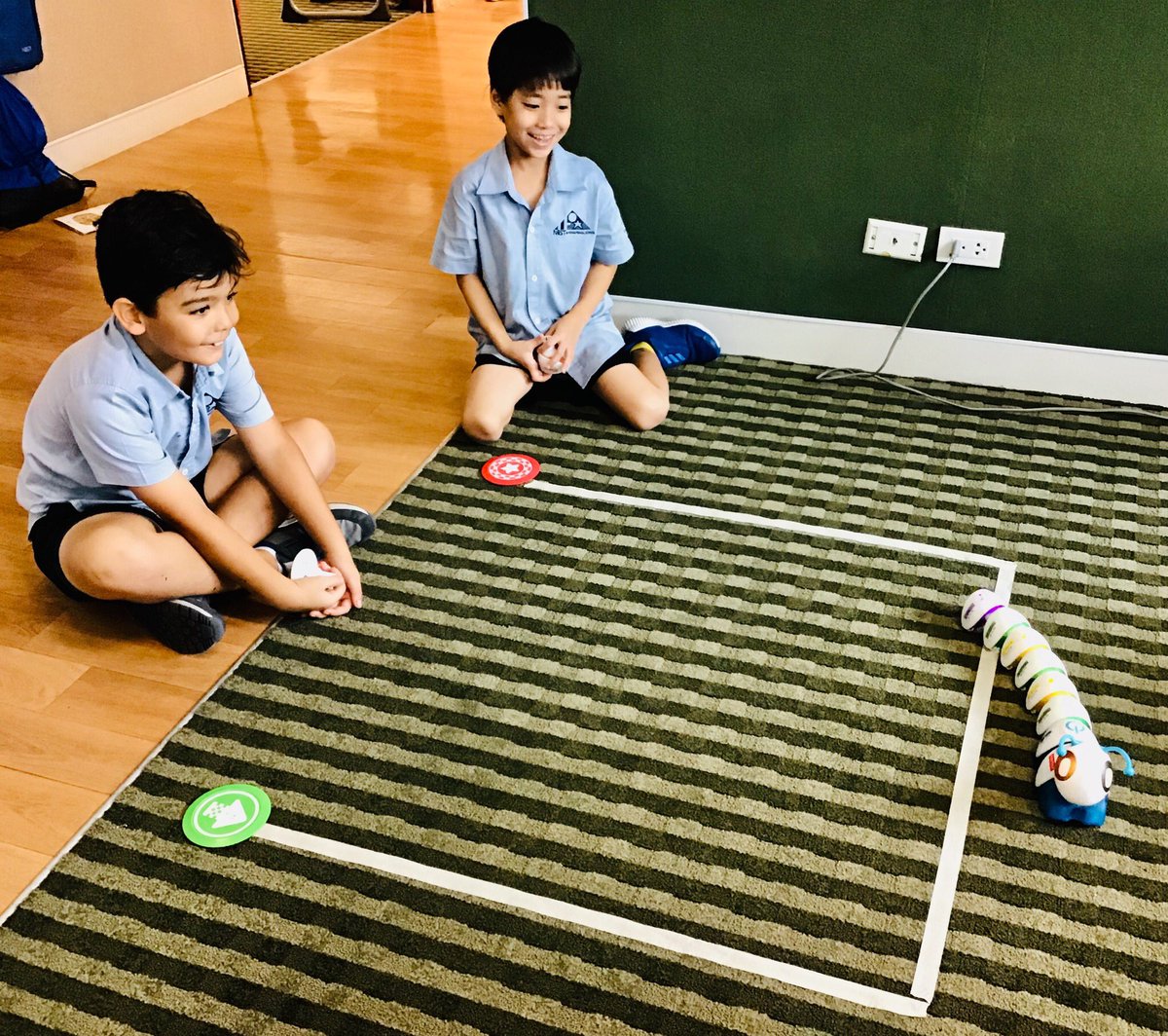 firstgradefresh's tweet image. ‘Unboxing’ and testing out the #dashrobot, #applepencil &amp;amp; #codeapillar to inspire some #reviewwriting! @WonderWorkshop @AppleEDU @Y3NIST @B_Sheridan