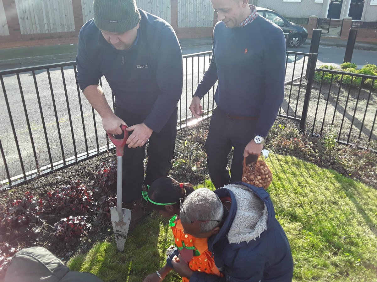 andy_giblin1's tweet photo. Halloween #LoveWhereYouLive in Pontefract organised by @WDHupdate. The students litter picked the area, created pine cone bird feeders and planted plenty of crocus bulbs which will bloom in spring @Hort_Sodexo @gazbackhouse @JamesLloyd99 @Kimburford74 @AlexMcLauchlan1 https://t.co/XXDPIoD1aq
