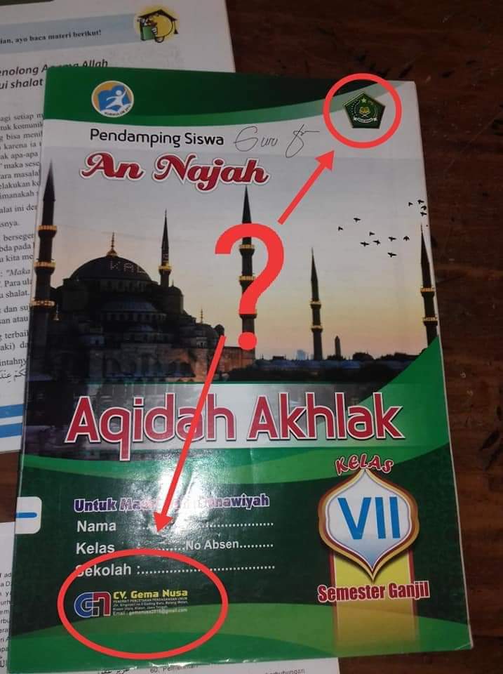 Ayang_Utriza's tweet photo. Astagfirullah, orang yg tahlilan sdh dianggap bagian kelompok "sesat" dlm buku pelajaran agama kelas 7 yg diterbitkan oleh CV Gema Nusa.
Siapa penulisnya?
Siapa pemilik penerbitan ini?
Benarkah, buku ini sdh dpt pengesahan @Kemenag_RI dg logonya?

@nahdlatululama 
@ofathurahman https://t.co/2EIVwVPicV