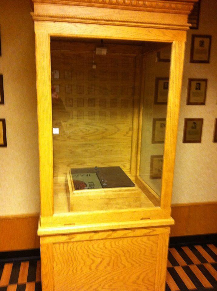 HughVandivier's tweet photo. Fondly remembering the beautifully constructed triple-alarmed wooden case DPU installed to house the @mononbell during one Wabash's longest win streaks. The Dannies removed it right before they won the Bell back in 2016. https://t.co/uVzaeD7N3c