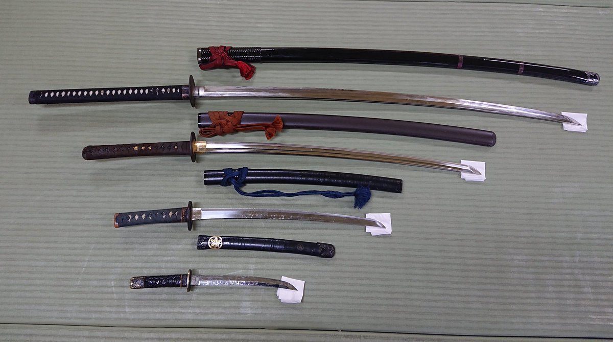 まーこ 写真集発売中 ちなみに 大太刀と常寸の刀の比較画像です 一番上が動画で振ってる三尺三寸の大太刀 その下が二尺三寸五分の大刀 脇差 短刀と続きます T Co Nhvmxscop7 まーこ 写真集発売中 ちなみに 大太刀と常寸の刀の比較画像です 一番上が動画で振ってる三尺三寸の大太刀 その下が二尺三寸五分の大刀 脇差 短刀と続きます T Co Nhvmxscop7