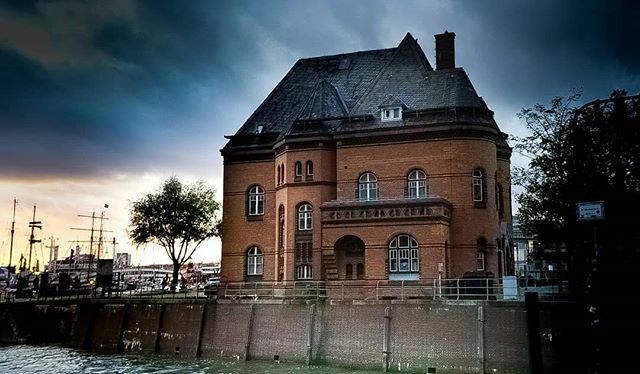 r_grichting's tweet photo. Alte Polizeiwache Hamburg

#hamburg #hansestadthamburg #hh #alster #hamburgmeineperle #elbe #hamburger #igershamburg #hansestadt #welovehh #de #city #sonyalpha6000 #hamburgcity #meineperle #of #germany #stadtteil #tourist #beliebterstadtteil #anker #visi… https://t.co/un7PF3LAzW https://t.co/Gr9zR0NU6F