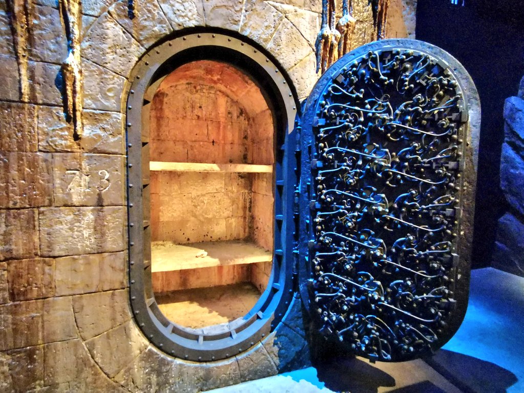 Diz グリンゴッツ銀行 本物のようなゴブリンたちもいたししっかりと賢者の石もありました ハリーポッターの世界観に浸れるどころじゃなく映画の中に入れた Diz グリンゴッツ銀行 本物のようなゴブリンたちもいたししっかりと賢者の石もありました ハリーポッターの世界観に浸れるどころじゃなく映画の中に入れた