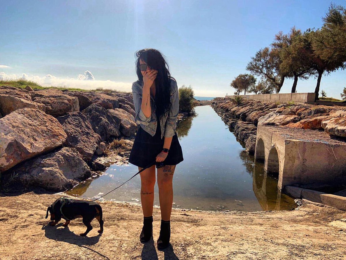 SilCastilloPh's tweet photo. Acá, con mi perro salchicha. 😜 https://t.co/asK8KBB9L5