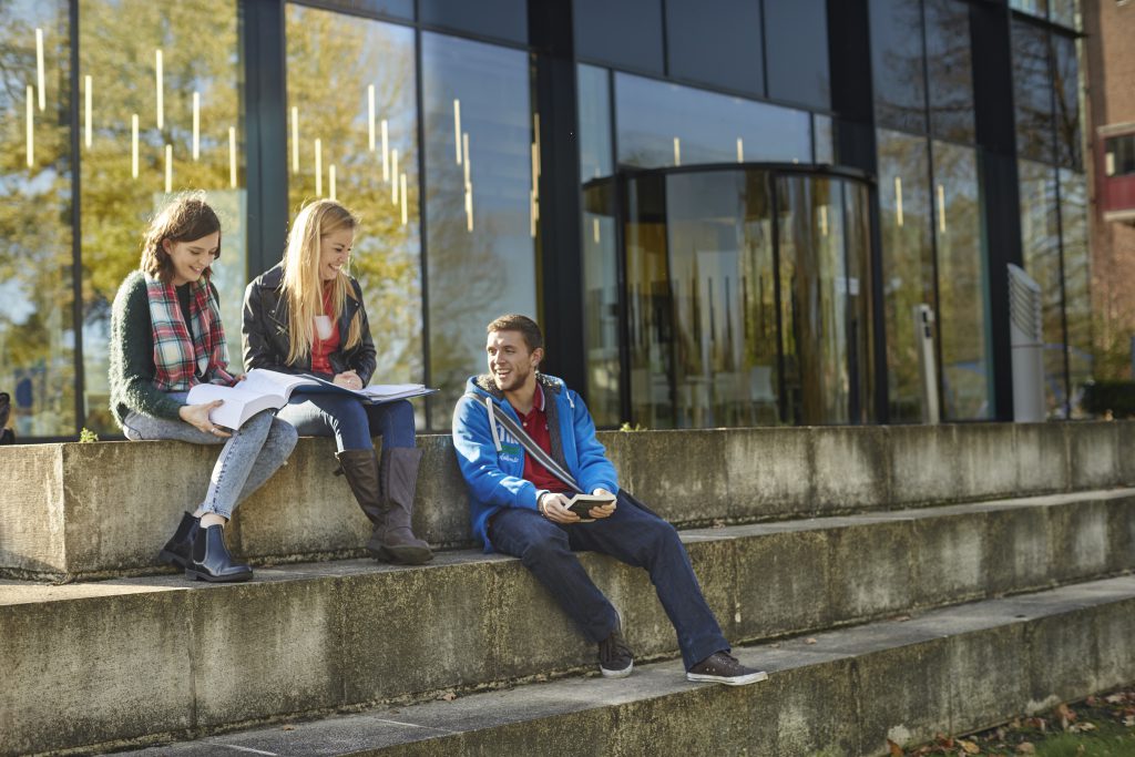 UniRdg_Alumni's tweet image. How does the #EnablingStudents campaign help our students?

Read on #CONNECTED about the Pioneer Bursary, a bursary which helps disadvantaged students overcome financial barriers to begin their academic journey here at @UniofReading.  

Find out more: bit.ly/the-pioneer-bu….