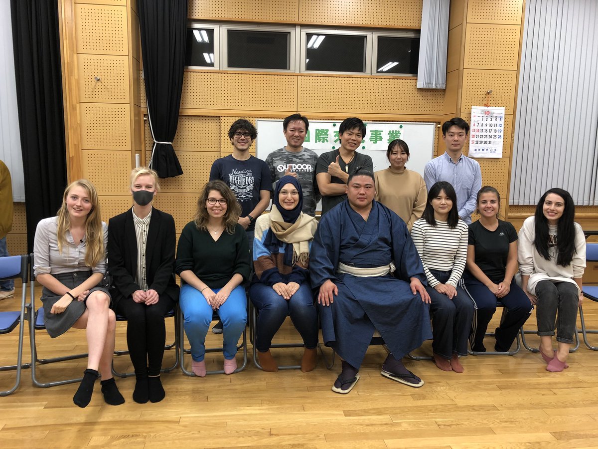 Fflc 福岡外語専門学校 2代目中の人 先週の10月28日 東箱崎公民館で行われた交流会に参加してきました 峰崎部屋の豪頂山さんをゲストに迎えた交流会で 初めて見た力士に留学生達も喜んでいました Fflc Fukuokaforeignlanguagecollege Fflc 福岡外語専門学校 2代目中の人 先週の10月28日 東箱崎公民館で行われた交流会に参加してきました 峰崎部屋の豪頂山さんをゲストに迎えた交流会で 初めて見た力士に留学生達も喜んでいました Fflc Fukuokaforeignlanguagecollege