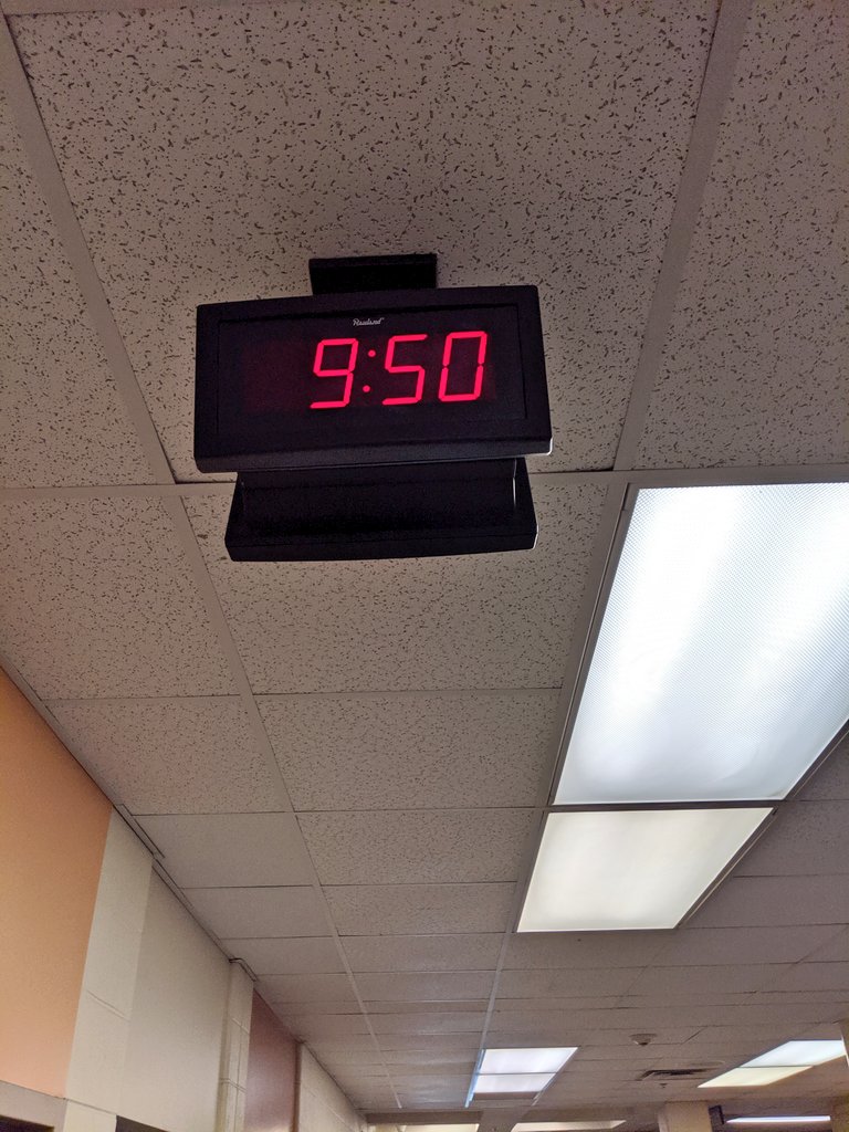 heather_daubert's tweet photo. Even digital clocks struggle with daylight savings time! #ReSync https://t.co/a4nosWDkKh