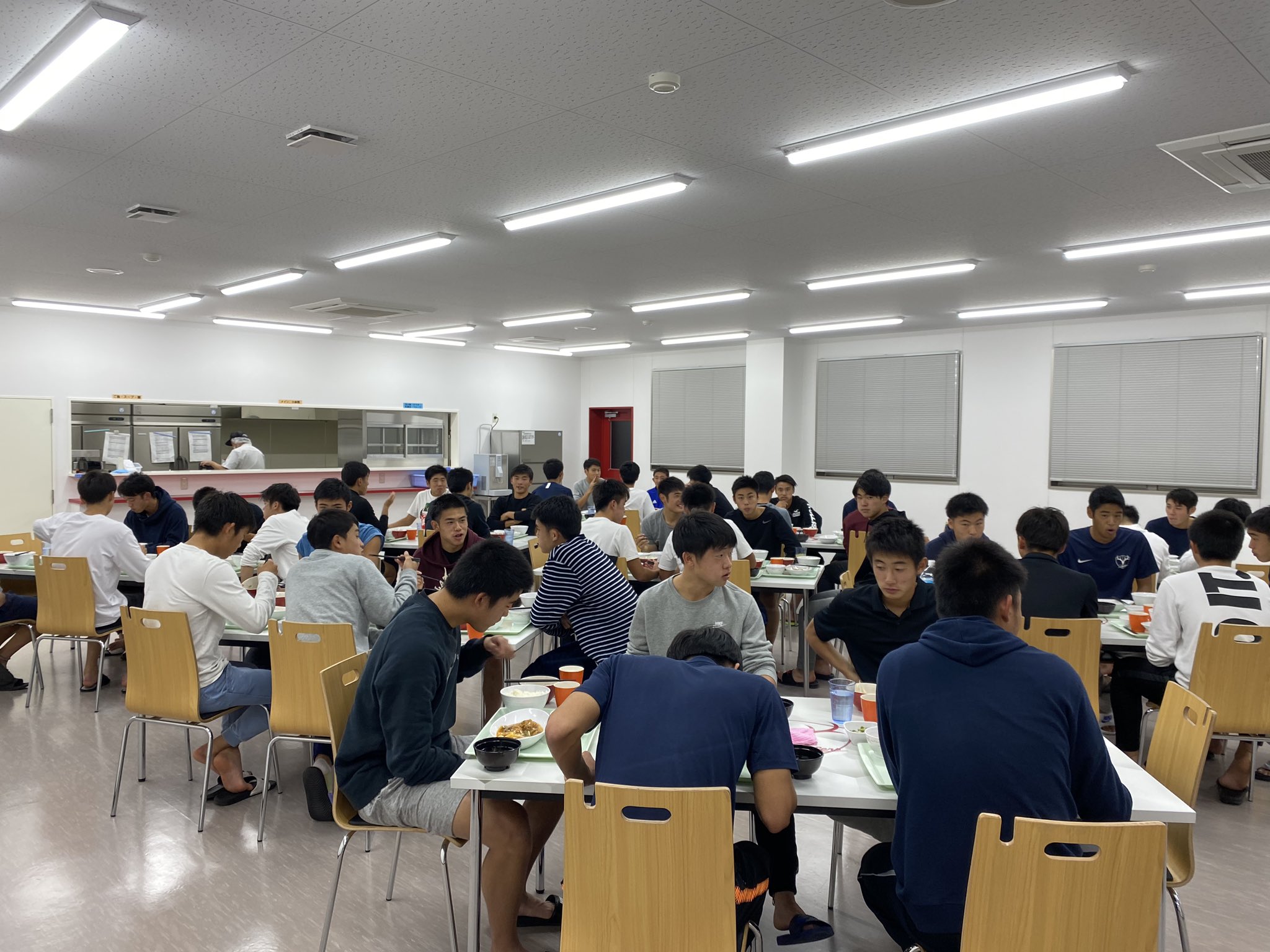 小泉 文明 Fumiaki Koizumi ちなみに今日のオフサイトは8月に完成したアントラーズのユース寮でやったんですが キレイだし 若者の気持ち良い食べっぷりも見れたりで最高でした ここから未来のスーパースターが出てくるでしょう あとトロフィーも
