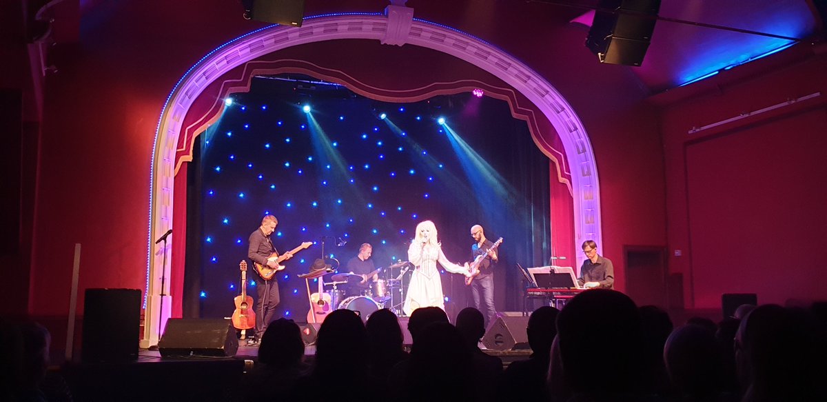 TheDollyShow's tweet photo. What a brilliant weekend!! Wish I was actually working #9to5 Wouldn't be so knackered!!! hahaha. #dollyparton #dollypartonfan #dollypartontribute #dollyllama #9to5life
#dollypartontributeact #dollypartonimpersonator #dollypartonart #dollypartonhair #dollypartonstyle
#queen https://t.co/grxuYAgLrX
