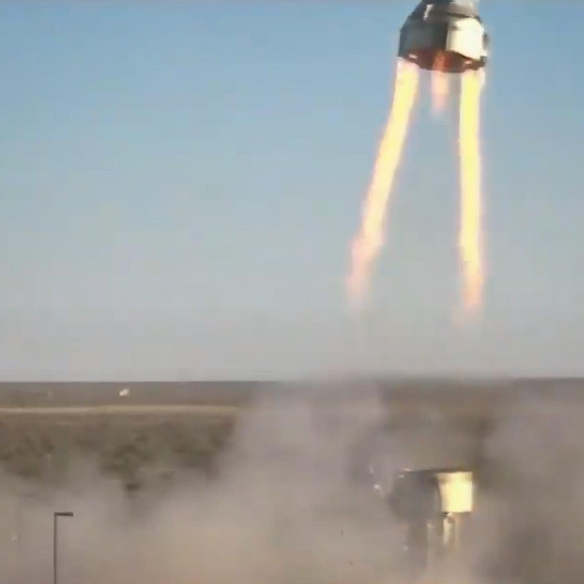 theresacross_'s tweet photo. @NASA @BoeingSpace #Starliner capsule launch abort test #NewMexico 11.4.19 @iss #nasa #nasa #launchabort #testarticle #spacetravel #rocketlaunch 🚀 https://t.co/u6gebJMDEW