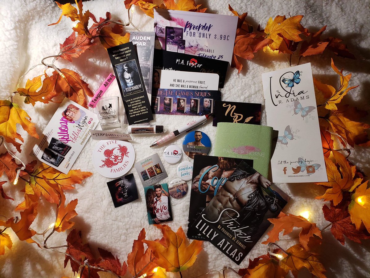 HeyHattersBlog's tweet image. #thanksgiveaway day 3! Want to win this swag pack?
Follow us on Facebook: facebook.com/redhatterbookb… 
And on Instagram: instagram.com/redhatterbookb… 
And retweet this! That’s it!