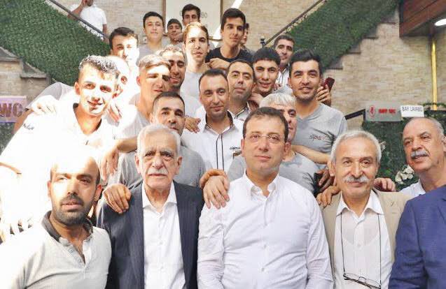 Semakurt55's tweet photo. #ahmak @suleymansoylu nun seviyesine inmem demiş.Kendi seviyeni teröristlerin altına indirdin ama.Üstelik yetmedi kendi balonun sönmeye başlayınca Fransız dergilerinde karını şişiriyor,lezbiyene elletip elbise diktiriyorsun! Sahi senin miden var mı? https://t.co/h5CSt2xPvT