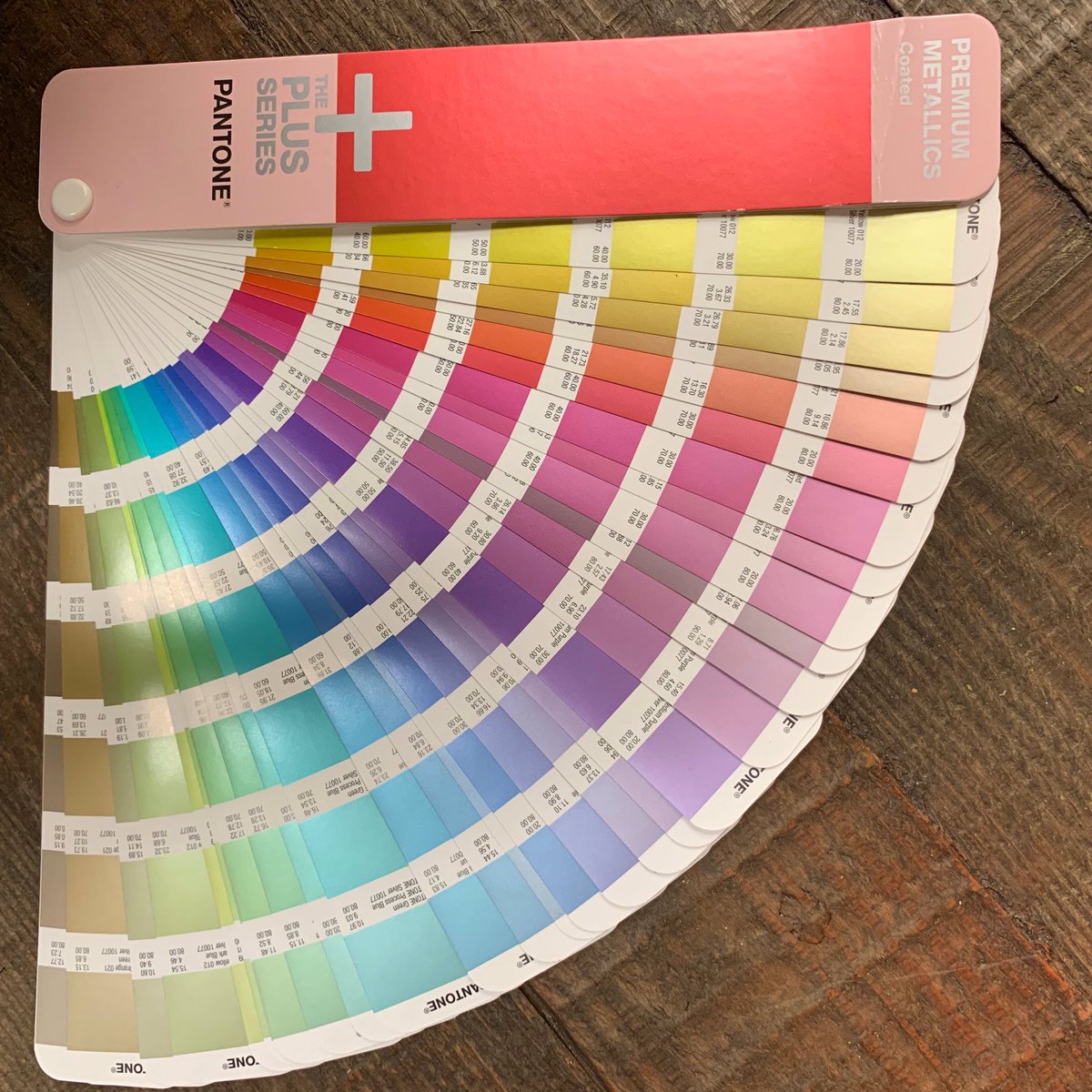 DHDesignNJ's tweet photo. These swatchbooks are life 🙌🏻
These metallic inks are 🔥
⁠⠀
#darkhorsedesign #favoritecolor #swatchbooks #metallics #lotsofcolors #graphicdesigners #graphicdesigning #graphicdesigns #lovewhatwedo #matchit #findyourvibe #colorwheels #pickacolor #visualize #whatsyourfavorite https://t.co/zwFBpl57qd