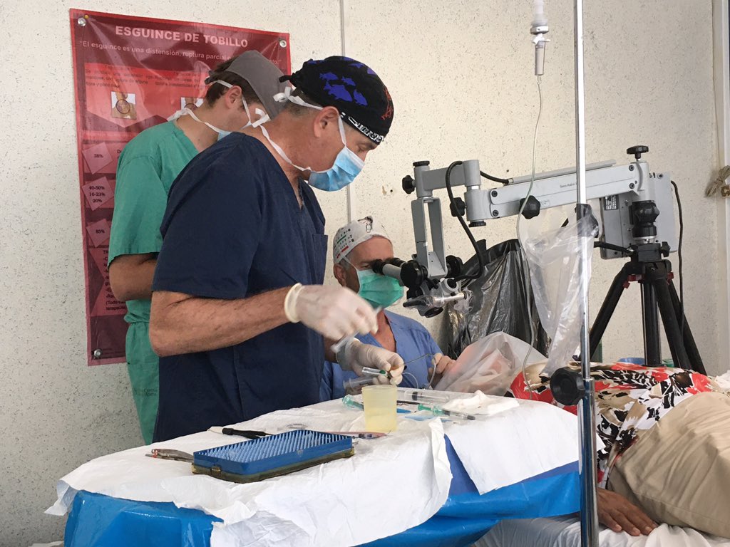 CentroVIxtapa's tweet photo. Iniciamos nuestro segundo día de #Cirugías gratuitas de #Cataratas en #Zihuatanejo . Todos nuestros pacientes son personas a las que se les ha llevado un seguimiento con atención de profesionales de la salud Visual en nuestro consultorio. https://t.co/rDXyUORm9J
