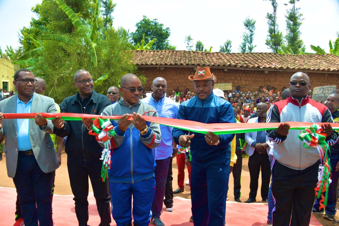 NtareHouse's tweet photo. #Burundi S.E @pnkurunziza était ce lundi à @NgoziProvince où il a procédé à plusieurs inaugurations, dont celle de l'usine agroalimentaire de Mivo spécialisée dans la transformation du maïs. Elle a été construite dans le cadre du projet PAD, appuyé par la coopération Suisse. 1/2 https://t.co/88ClLiglzI