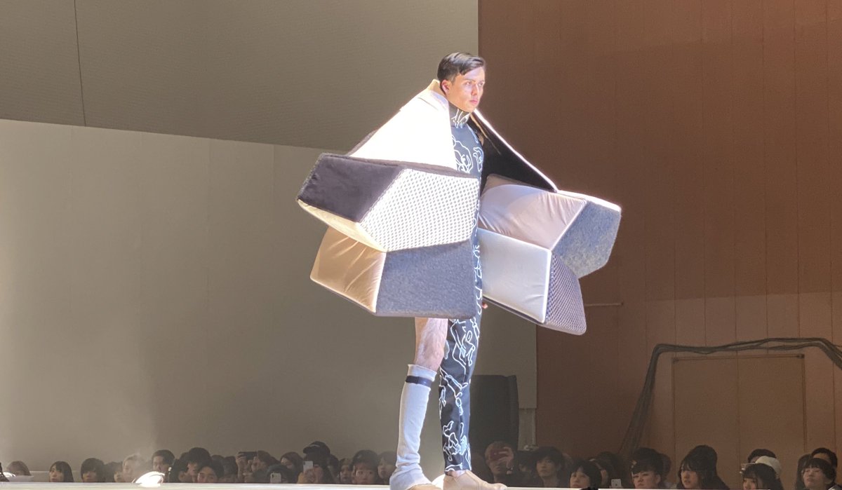 なお Onaco Pa Twitter 文化服装学院ファッションショー ラストの回に滑り込み 例年にも増して個性的で 学生らしい斬新な発想あり 爽やかな色使いあり 完成度高い作品ありで非常に楽しかった 若さにインスピレーションを受けて メイクの新しい発想に繋げていき