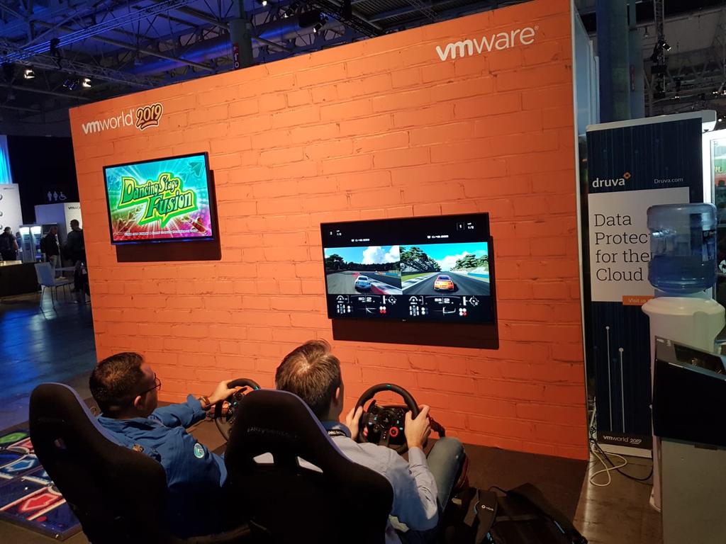 vn_sync's tweet photo. All work and no play: the floor has games for the a cerebral time out
#VMplays
#VMworld2019
#VMware
#vnsync
@rachelonamusi https://t.co/zZdqYADKPd