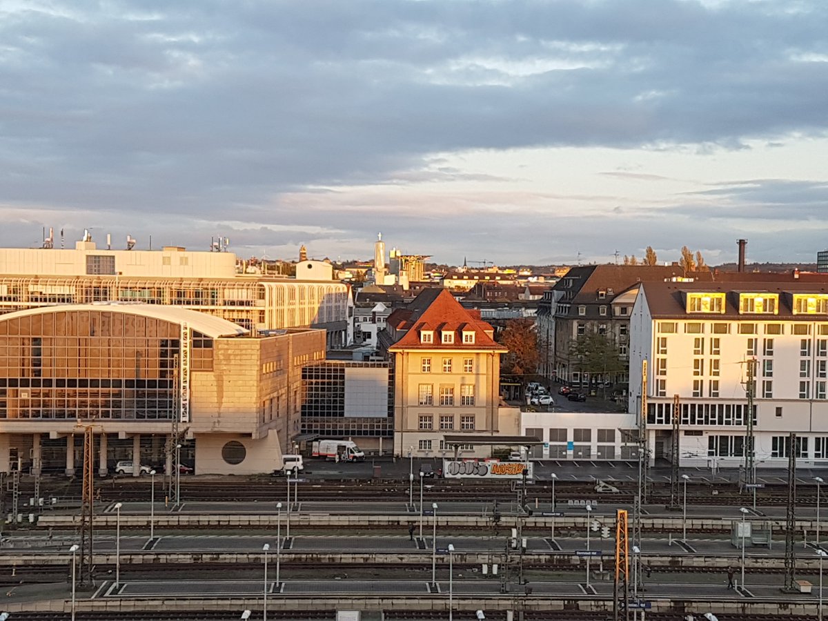 goldlamm's tweet image. Goldene Abendstimmung in #Darmstadt. Leider ist diese Abendstimmung inzwischen so früh, dass ich sie nur von meinem Büro aus sehen kann😉 #undihrso?