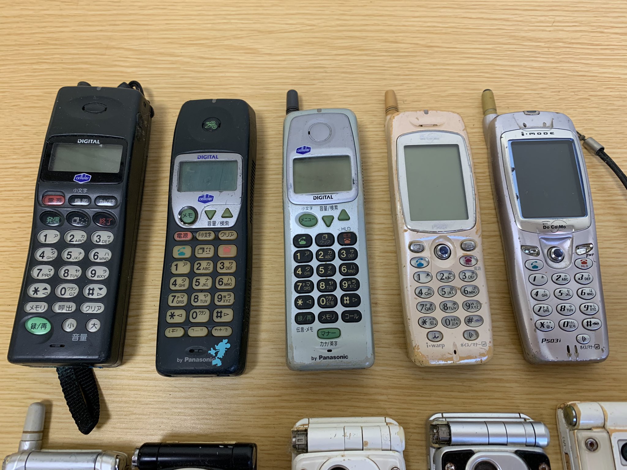 超～お宝発見！30年くらい前の携帯電話です 超古い携帯電話の箱 : r/vintagemobilephones