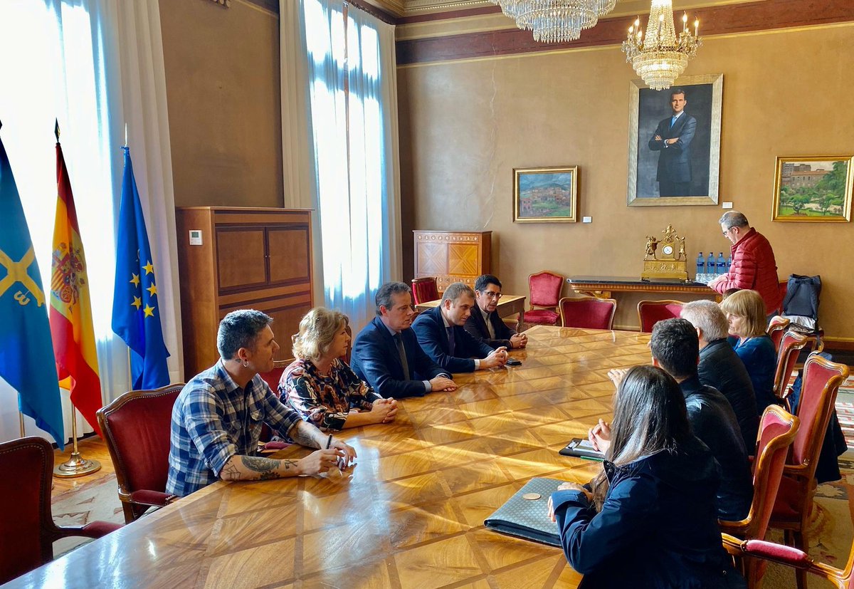 📸 Hoy en la <a href="/JuntaAsturias/">Junta General del Principado de Asturias</a> hemos recibido a los organizadores del Parlamento Rural Europeo 🇪🇺 de la Juventud y el Parlamento Rural Europeo 🇪🇺 <a href="/erp_2019/">4th European Rural Parliament 2019</a>, que se celebra a lo largo de la semana en Candás. Gran iniciativa 👏👏👏
