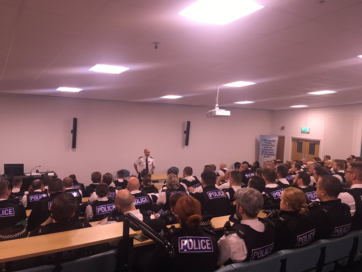 iancritchley2's tweet photo. Briefing colleagues @MerseyPolice who are out across all areas of Merseyside responding to community information&amp;taking the cowards involved in firearms and drugs off the streets-last month 400 yrsentences for30 organised criminals is testament to our commitment #commmunityfirst https://t.co/z64mGv89pf