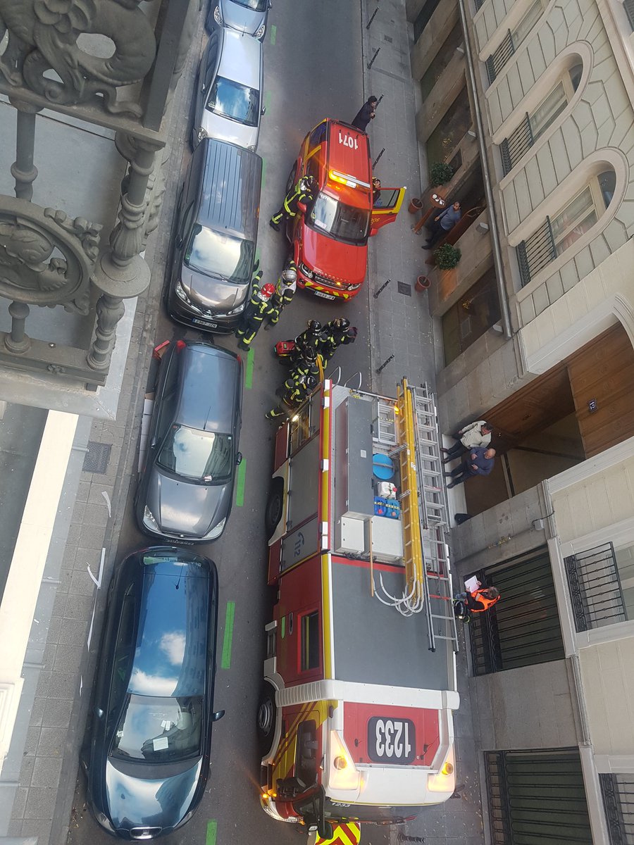 MuseoThyssen's tweet photo. Simulacro de incendio en el museo, con evacuación de un herido y de una obra de arte. @BomberosMad @SAMUR_PC @policiademadrid https://t.co/SFX1qNIAs4