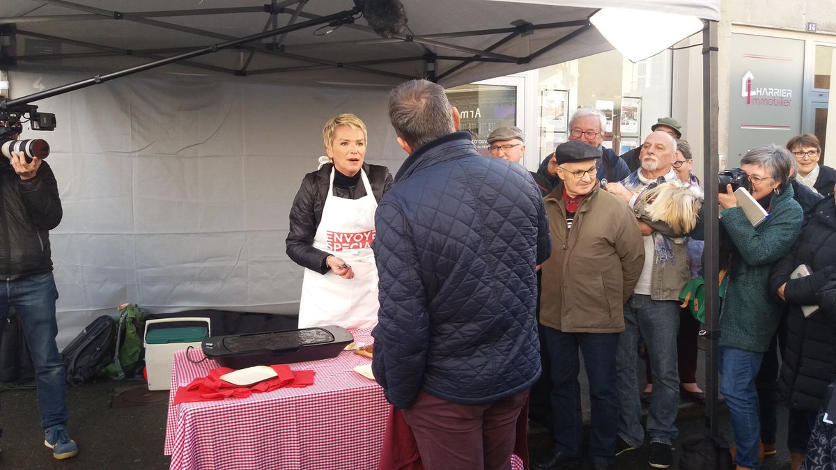 Envoyé spécial sur le marché de candé pour une émission sur la viande bovine. Les éleveurs présents avec une dégustation de viande locale. Beaucoup plus apprécié que les saucisses de pois .échange courtois. Le consommateur est avec les éleveurs.