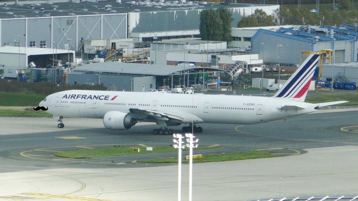 Pierre_Jbr's tweet photo. Aujourd'hui, même le B777 opérant le vol #AF072 ✈ a sorti sa plus belle moustache pour soutenir la lutte contre les cancers masculins pour la campagne #Movember 💪👨 https://t.co/Ly1idV5sq1