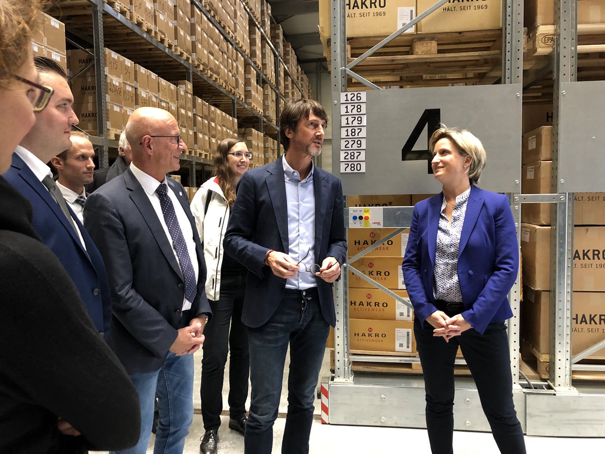 WM_BW's tweet photo. Meine letzte Station im LK Schwäbisch Hall: Die Firma #Hakro in #Schrozberg. Die vorbildlichen Projekte des Unternehmens im Bereich Corporate Social Responsibility zeigen, dass Nachhaltigkeit und soziales Unternehmertum Teil der DNA der Unternehmenslandschaft in #BW sind. https://t.co/4B5pN2Bw4b