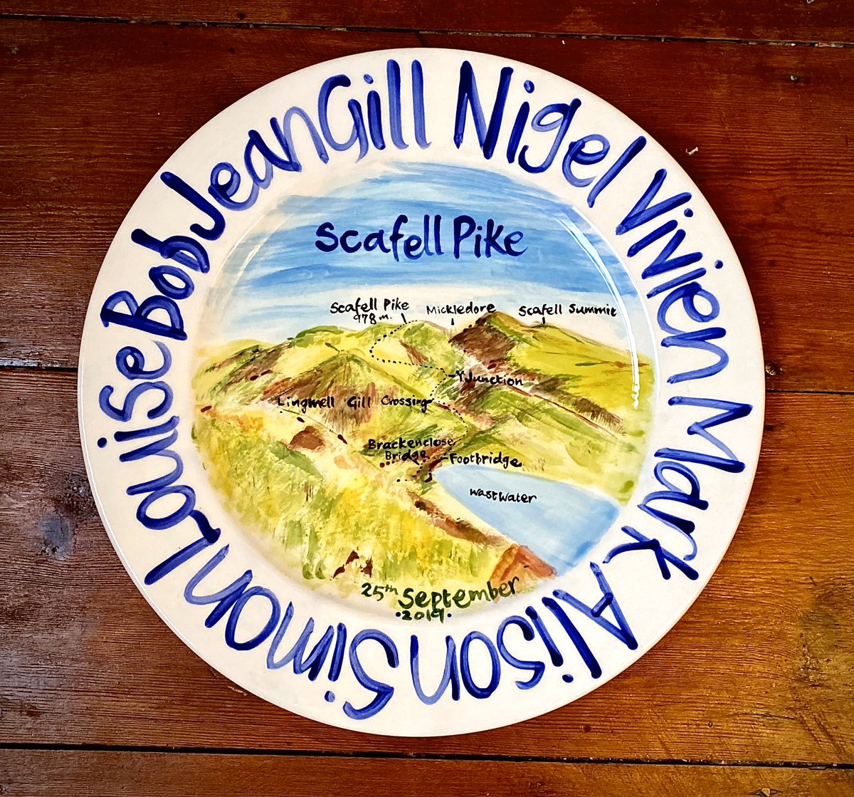 I really enjoyed recreating this landscape view on the large plate for them. Vivien is of of our regular customers who comes in every year and commission me to paint a customised plate for their annual pike walk. This year they hiked on the amazing Scafell Pike trail! 👍🏻💪🏻