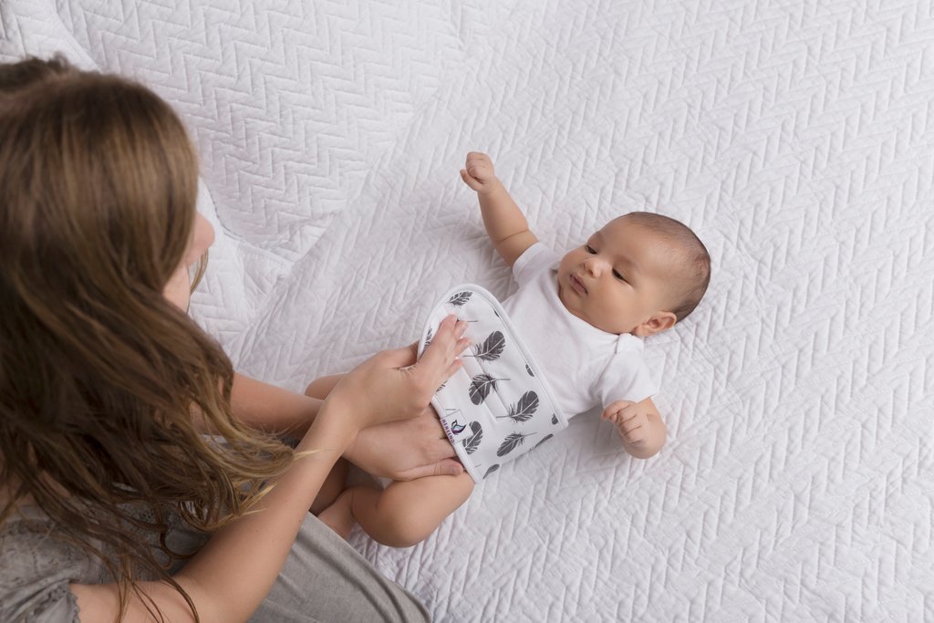 Putting on the baby belly band is so easy. The super strong velcro helps to add pressure in just the right place on the belly and to stay in place where it belongs. A little hug and a lot of warmth is all your little one needs to stay calm. ❤️
memeeno.com