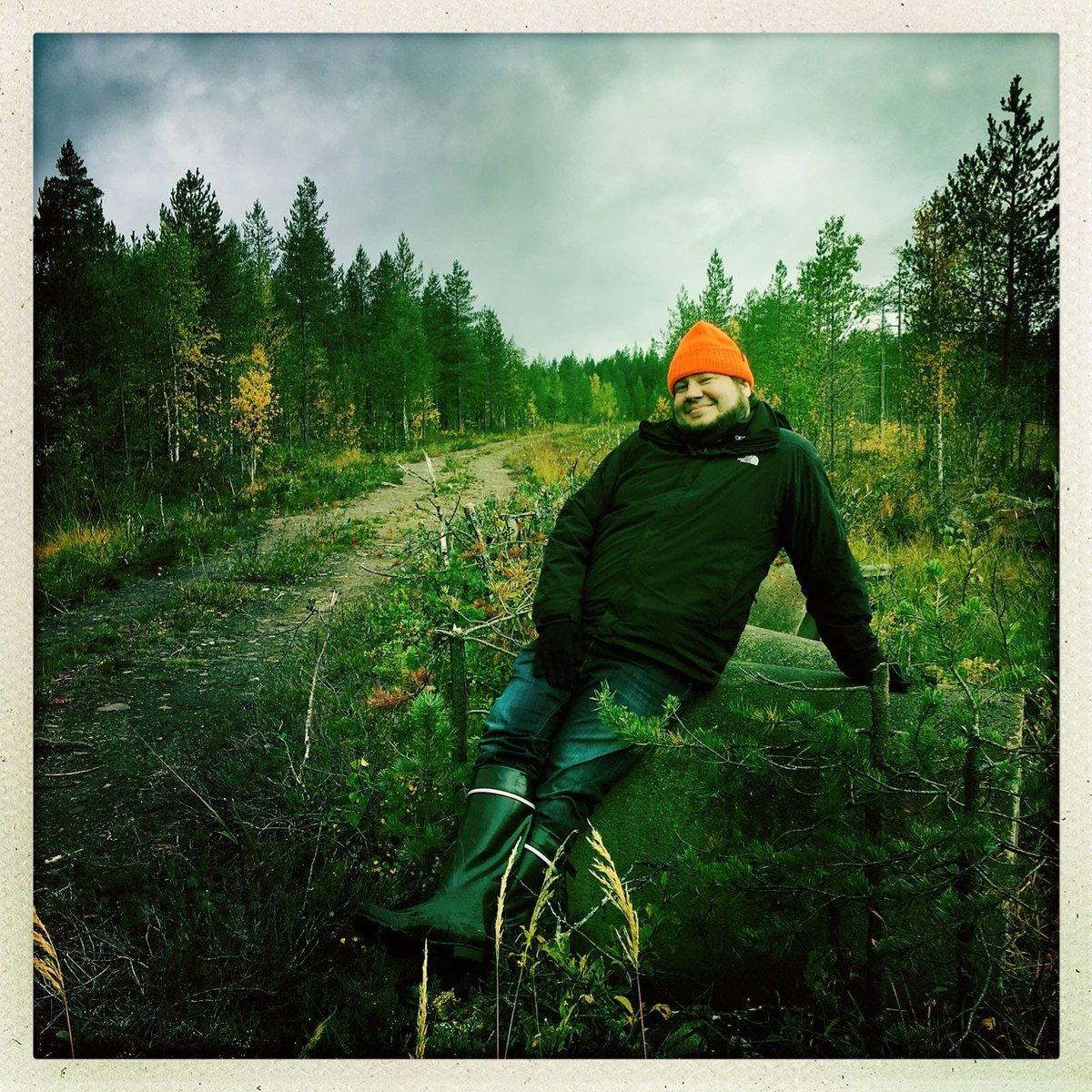 Huomenna puhutaan <a href="/docventures/">Docventures</a> mm. Kapeasta mieskuvasta. Tässä muisto Miehiä ja poikia -kuvauksista hirvimetsältä. Lady Marmelaad (Mermaid) kivellä. #docventures #miehiäjapoikia