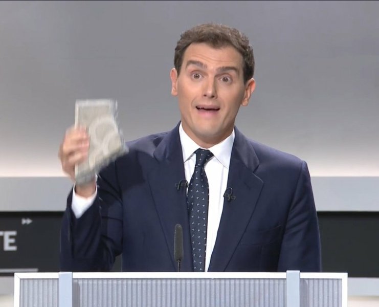 AnicetoFinch's tweet photo. Este turrón está muy duro...!!
#ElDebate4N #AlbertRivera https://t.co/pKzrWYUON9