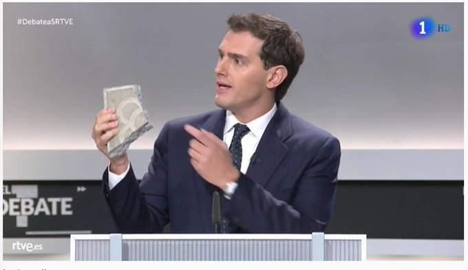 Aennor1's tweet photo. El plan de Albert Rivera es mejorarse la Uchigatana a +10 con la losa de titanita que ha traído al debate. https://t.co/TF8MIrRYQt