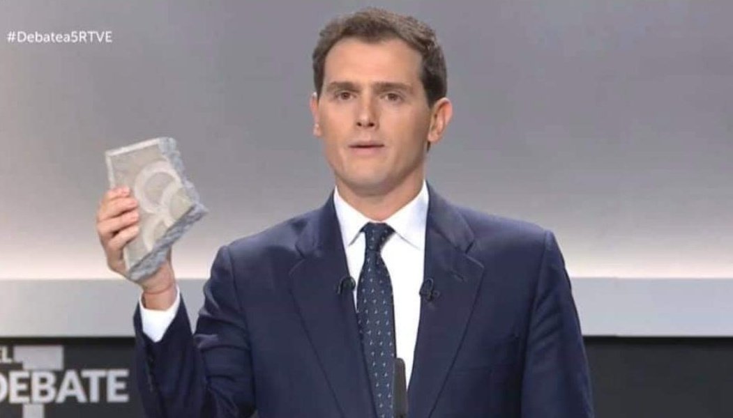 OfenderBender's tweet photo. Ven esto? Este pedrusco es el enemigo principal en Death Stranding #DebateElectoral https://t.co/j9f1XROJec