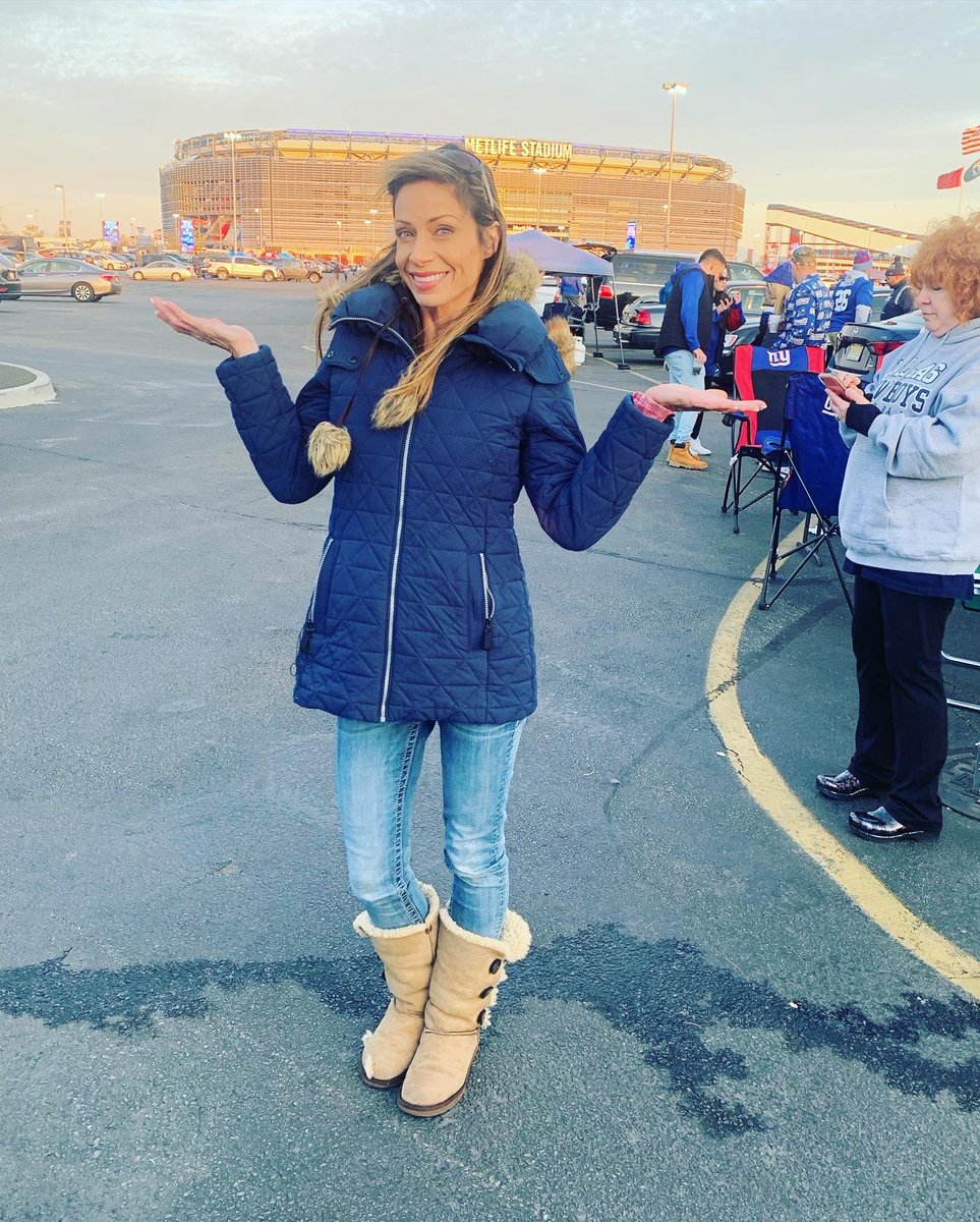 JillNicolini's tweet image. Back @MetLifeStadium rocking the #rippedboot👢@Giants verse @dallascowboys 👢 @PIX11News #pregameshow &amp;amp; 5/6 o’clock news 📺  @Bobby247