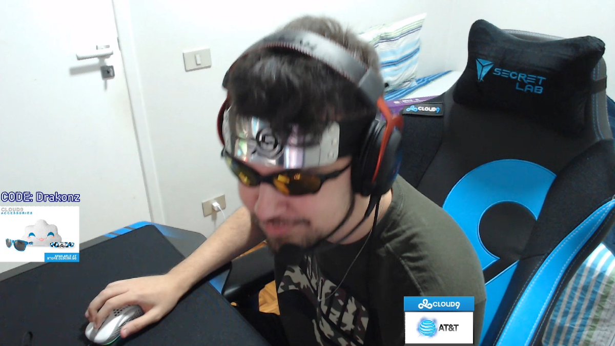 QulquerUm's tweet photo. Reação do @drxkoNz quando o @MaasteerXD compra  2 milk shake e 4 lanches https://t.co/wYnUwiSjTO