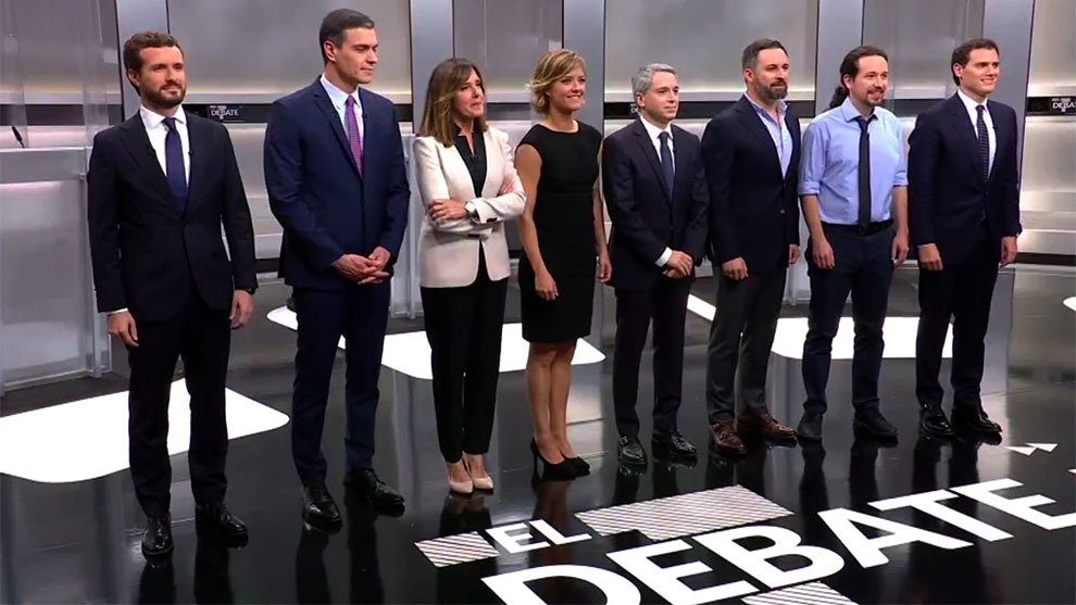 LolaDosa's tweet photo. Grandísima @anablanco_tve recordándonos que la foto de este #Debate10N es de todo menos un buen ejemplo de #IgualdadDeGenero 👏🏻👏🏻
#Elecciones10N #rtve https://t.co/UnsDLoYAd7