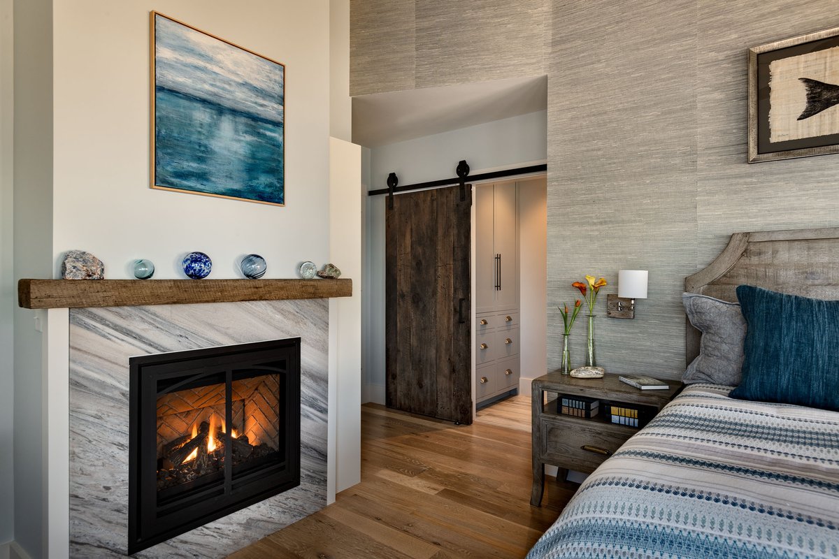 GurriDesign's tweet image. Chic and serene. A #marble #fireplace surround and natural wood details add beautiful warmth and texture to this master bedroom. #architecturalStone, #InteriorDesign. #StoneDecor
📷: Rob Karosis Photography