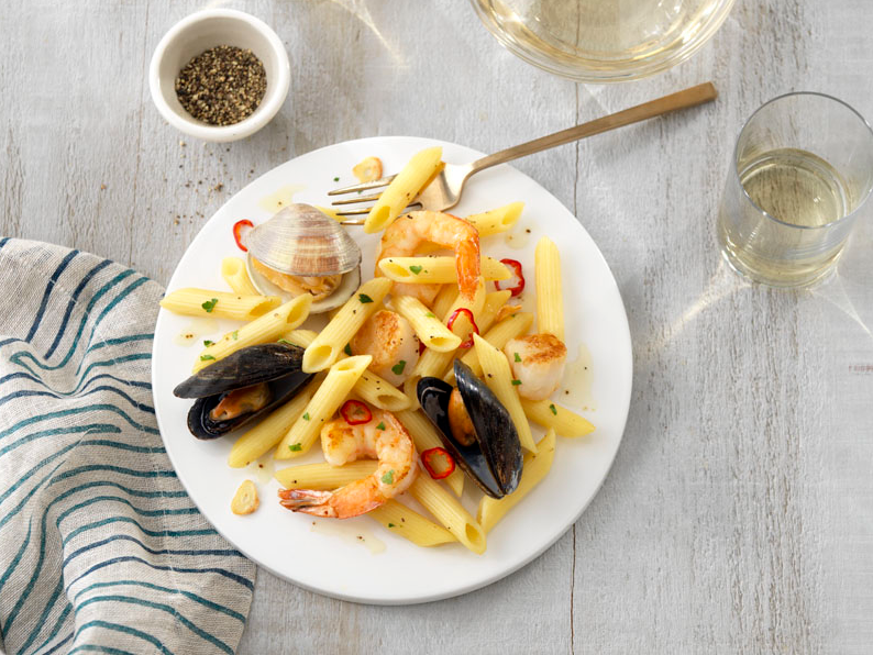 Swim into a sea of flavor. 🌊 Fresh shellfish and hot red pepper give this #BarillaCollezione penne del mare a beautiful blend of savory and spicy notes.

Full Recipe: bit.ly/PenneDeMar