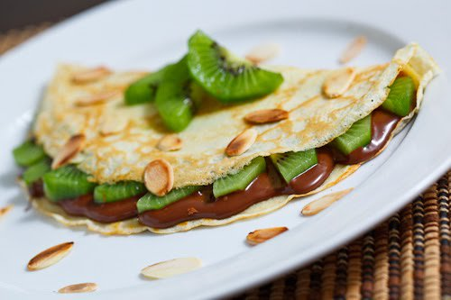 vegadeaguin's tweet photo. Al mal tiempo buen #postreconfruta!! 🥝¡Hoy vamos a preparar #creps de #kiwi #chocolate!! siguiendo la receta de @dechocolatenet 👉   https://t.co/GdXwR0QutX https://t.co/gs3aL3EDJY