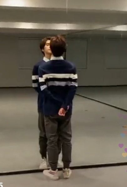 ไม่มีอะไรพีคไปกว่าท่ายืนรอของหยางหยางกับการทะเลาะกับตัวเองในกระจกของเฮนเดอรี่แล้วแหละ เนี่ยความสุขในชีวิตชั้น ผู้ให้ความบันเทิงทุกแขนง555555555