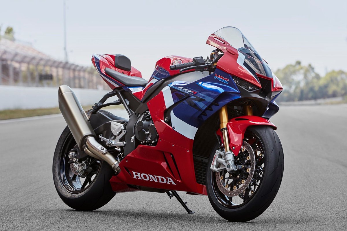 beckers1000's tweet photo. Here it is, the new 2020 Honda CBR1000RR-R Fireblade + SP, 215bhp, 113Nm, all-new engine and chassis!! 
 😍😍😍 #honda #hondafireblade #newfireblade #2020fireblade #cbr #hrc https://t.co/zibA0ii48y