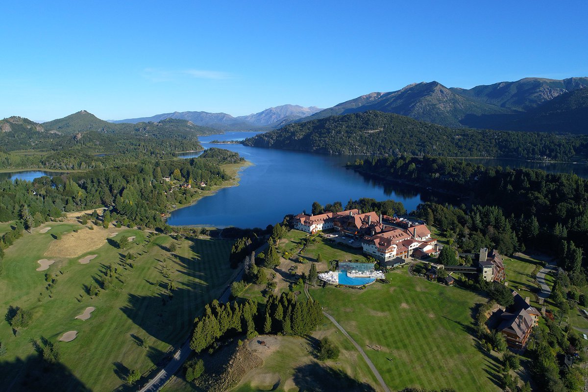ParquesOficial's tweet photo. #ParquesConHistoria
Te compartimos un antes y después del emblemático hotel Llao Llao en el Parque Nacional #NahuelHuapi. El primer registro fue tomado en 1941, unos 7 años después de la creación del área protegida. Y el segundo, en 2018. https://t.co/znNjlUYU8y